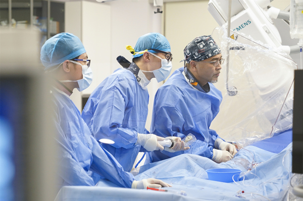 1577154147347034309.jpg 厦心团队进行介入手术_副本.jpg